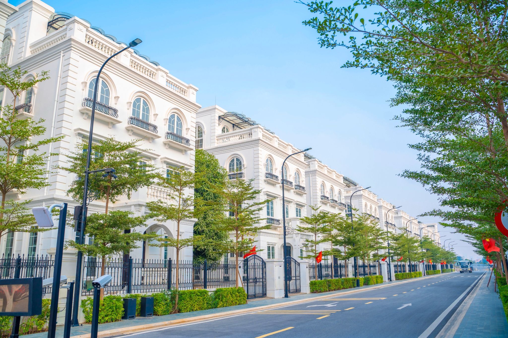 Avenue Garden - một dự án biệt thự và shophouse cao cấp đang được vận hành chỉn chu và bài bản - tọa lạc ngay tại mặt tiền đường Tây Thăng Long rộng 60m.